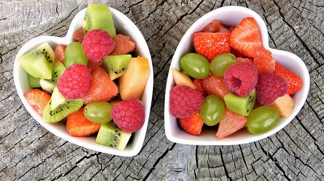 Fruchtsalatportion in Herzschalen