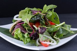 Salat sorgfältig ausgewählt und frisch