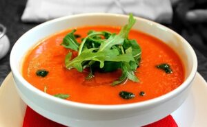 Tomatensuppe vegan Rucola statt Sahnehäubchen