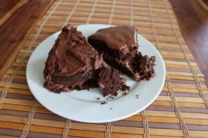 Schokokuchen links traditionell, rechts mit veganer Sojasahne