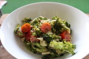 Die besondere vegane Rezeptidee: Broccolirohkost mit Mandelmus