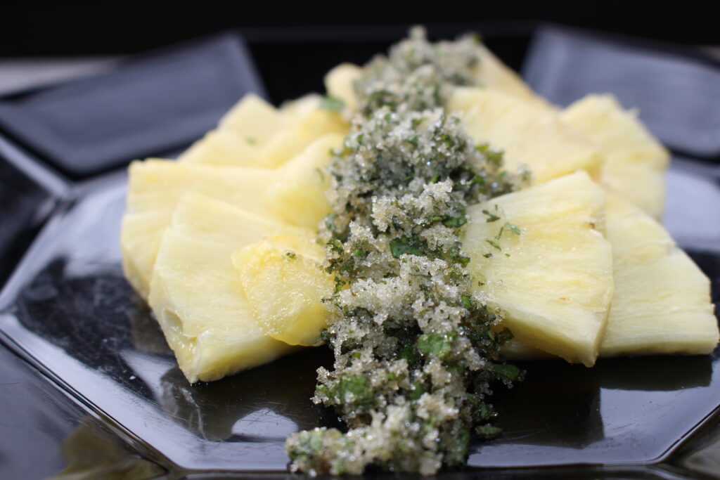 Ananas mit Minzpesto