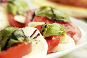 Tomaten-Mozzarellasalat mit Balsamico